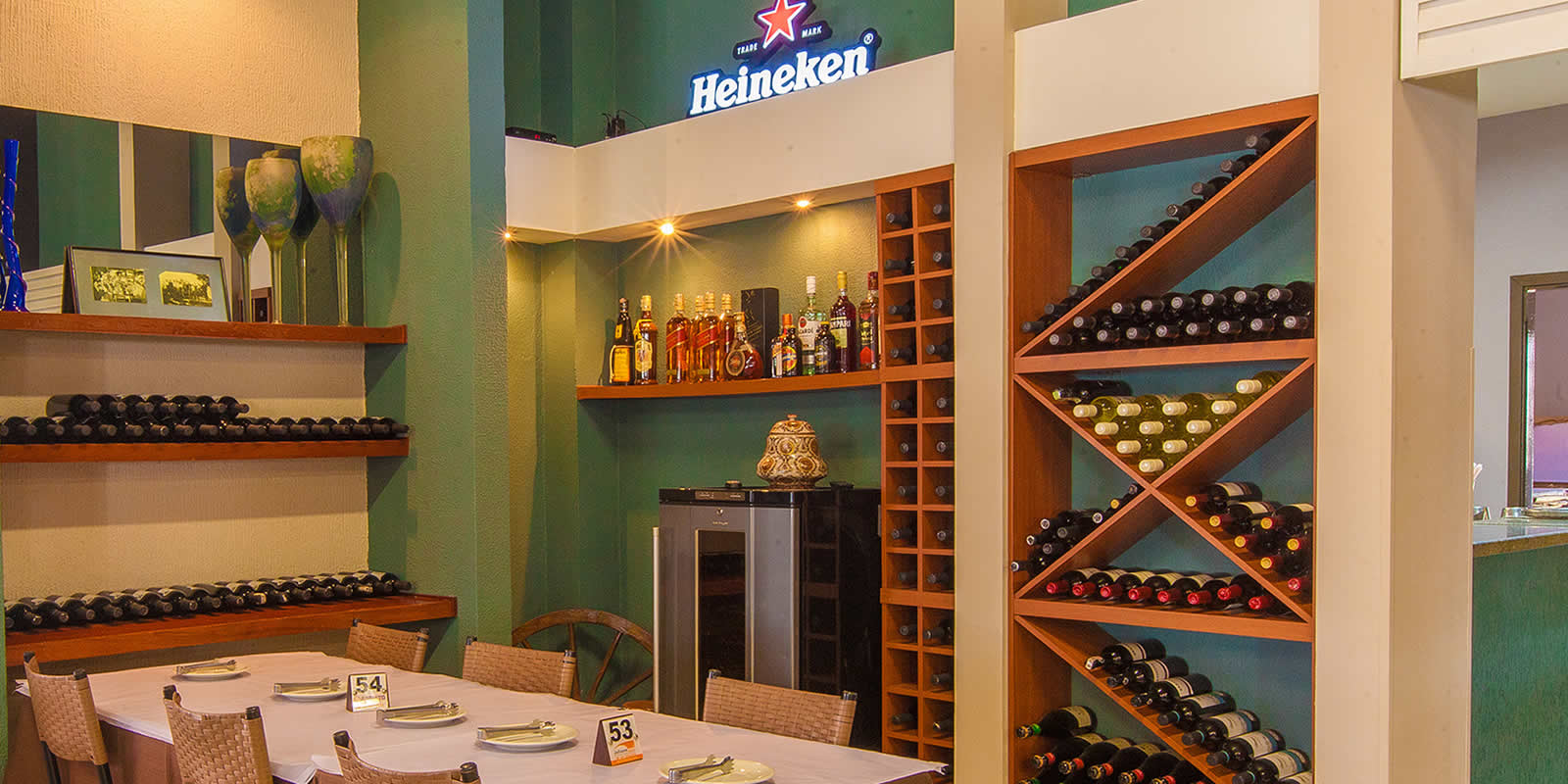 Grande variedade de vinhos nacionais e importados